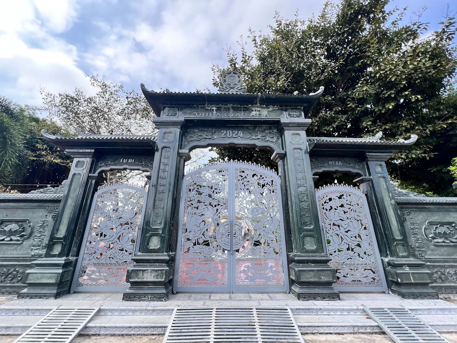 Cổng tam quan Giác Hoa
